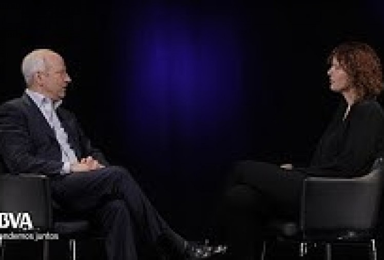 Imagen portada "Hoy la gente solo escucha opiniones que refuerzan lo que ya cree". M. Sandel, filófoso y profesor