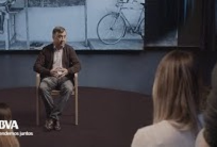 Imagen portada V. Completa. "¿La dignidad no será morir por estudiar en plena guerra?". Gervasio Sánchez, fotógrafo