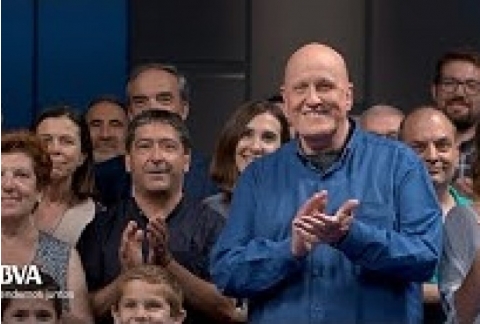 V. Completa. “El ajedrez es el mejor gimnasio para la mente”. Leontxo García