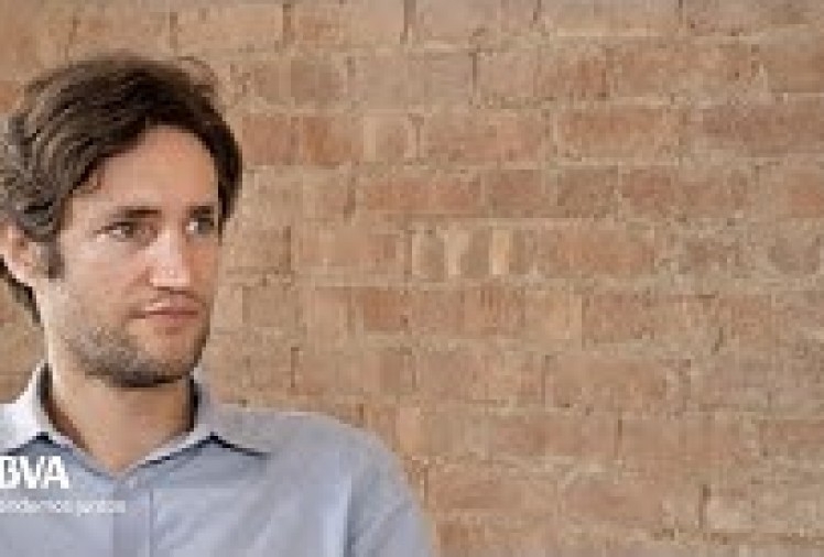 Imagen portada ¿Cómo usamos el móvil delante de nuestros hijos? Adam Alter,  psicólogo y profesor