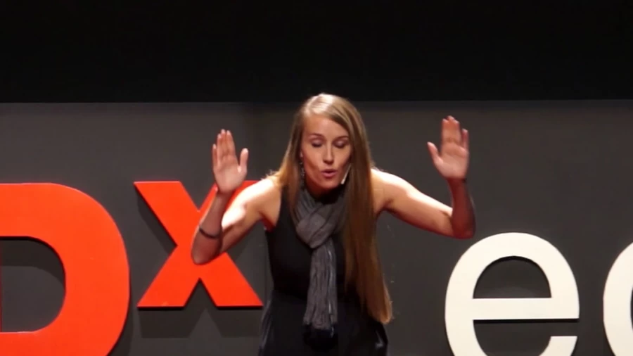 Imagen portada Viajar y abrirse al mundo, para conocerte a ti mismo | Sarah Dodd | TEDxLeon