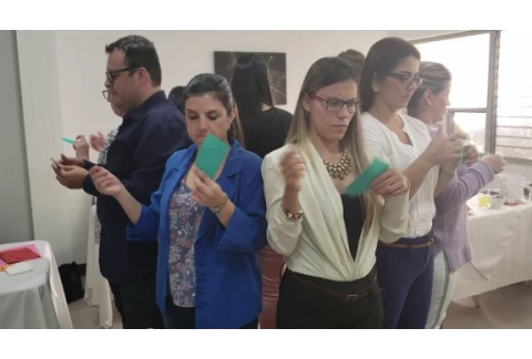 Dinámica de Escucha Activa y Coordinación (La Familia Izquierdo)