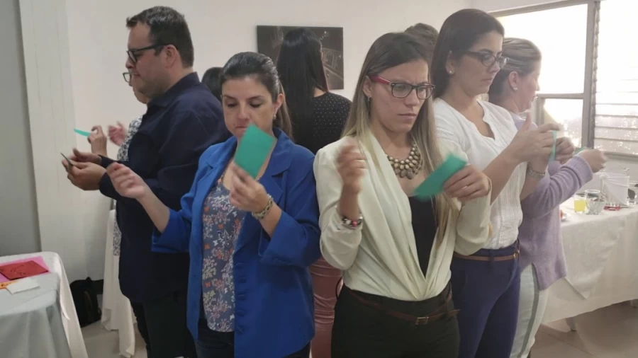 Imagen portada Dinámica de Escucha Activa y Coordinación (La Familia Izquierdo)