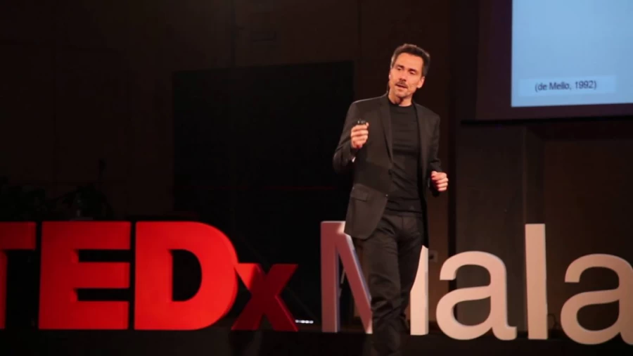 Imagen portada "Conciencia y conexión: dos sencillos consejos para ser más felices" | Jesús Alcoba | TEDxMalagueta