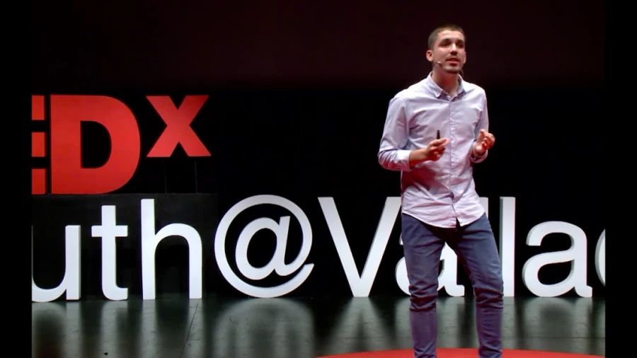 Imagen portada Sin pensamiento critico no eres nadie | Pablo Perez-Paetow | TEDxYouth@Valladolid