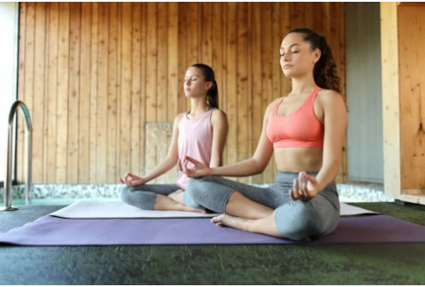 Practica estas 6 posturas de yoga para aliviar la ansiedad